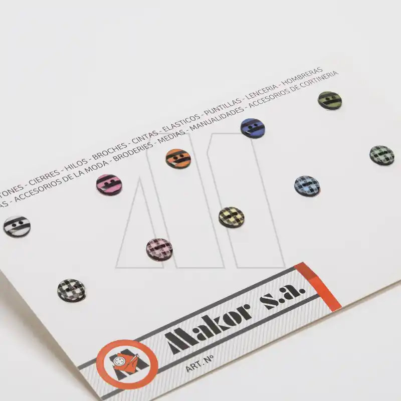 BOTON POLIESTER FONDO NEGRO GRABADO BCO/COLOR T18