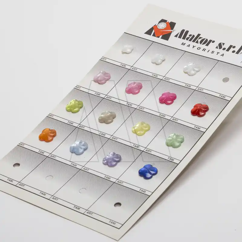 BOTON POLIESTER CON PIE NOVELERO T18