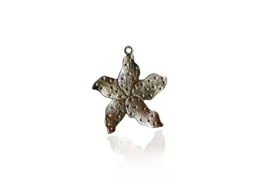 DIJE METALICO NIQUEL FLOR TROPICAL 5,5CM X 5,5CM X 125GRS 10UN APROX