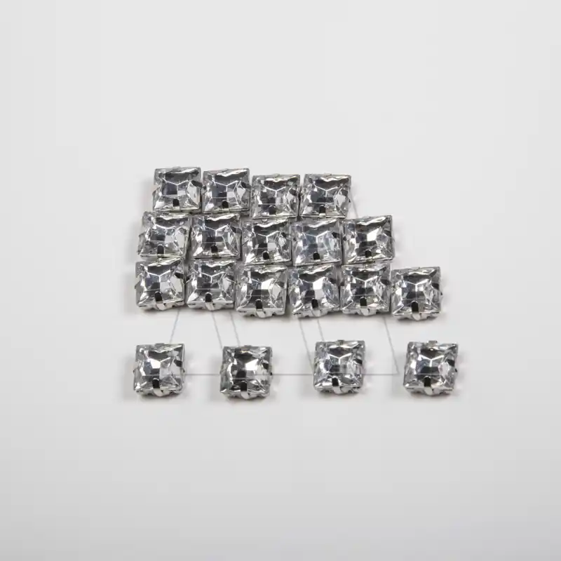 GEMA ENGARZADA P/COSTURA CUADRADA GRANDE 10MM X 10MM X 50UN