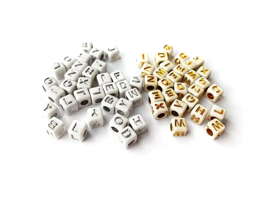 CUENTAS SIMIL METALICA DORADAS/PLATEADAS CON LETRAS 5MM X 125GRS