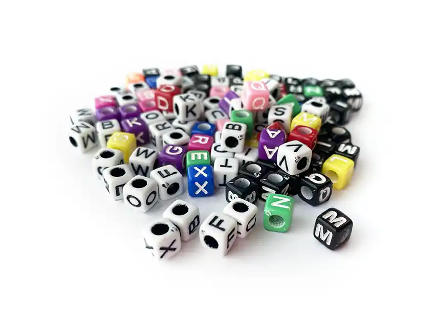 CUENTAS DE PLASTICO CON LETRAS X 125GRS