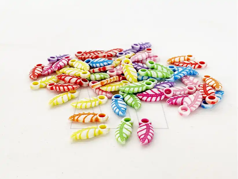 CUENTAS DE PLASTICO PLUMAS 8MM X 15MM X 125GRS