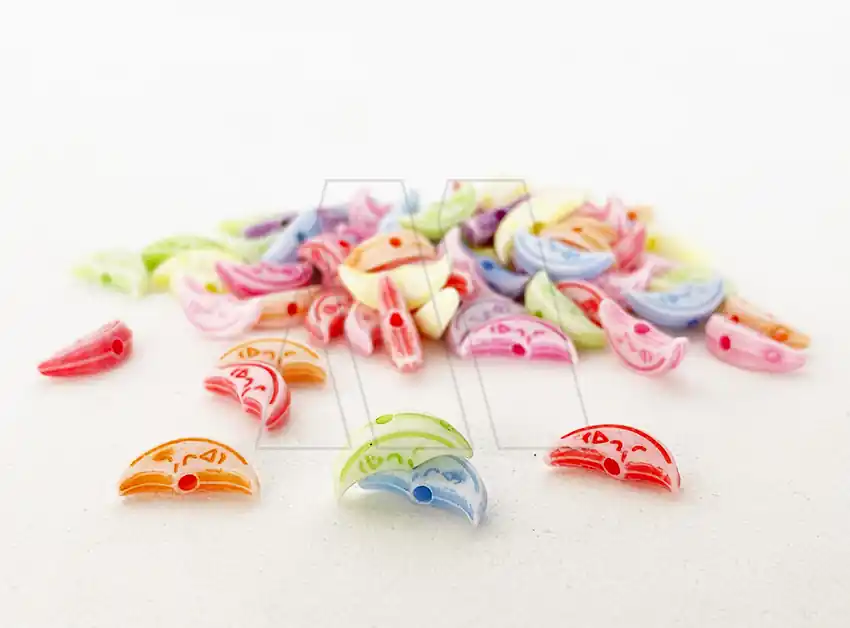 CUENTAS DE PLASTICO MEDIA LUNA 5MM X 10MM X 125GRS