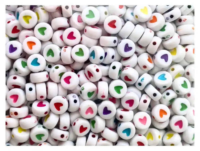 CUENTAS DE PLASTICO CORAZONES 7MM X 125GRS