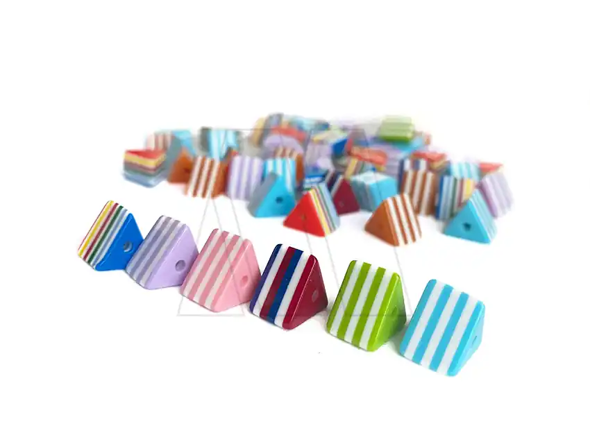 CUENTAS DE PLASTICO PIRAMIDES Y ROMBOS 10MM X 10MM X 125GRS