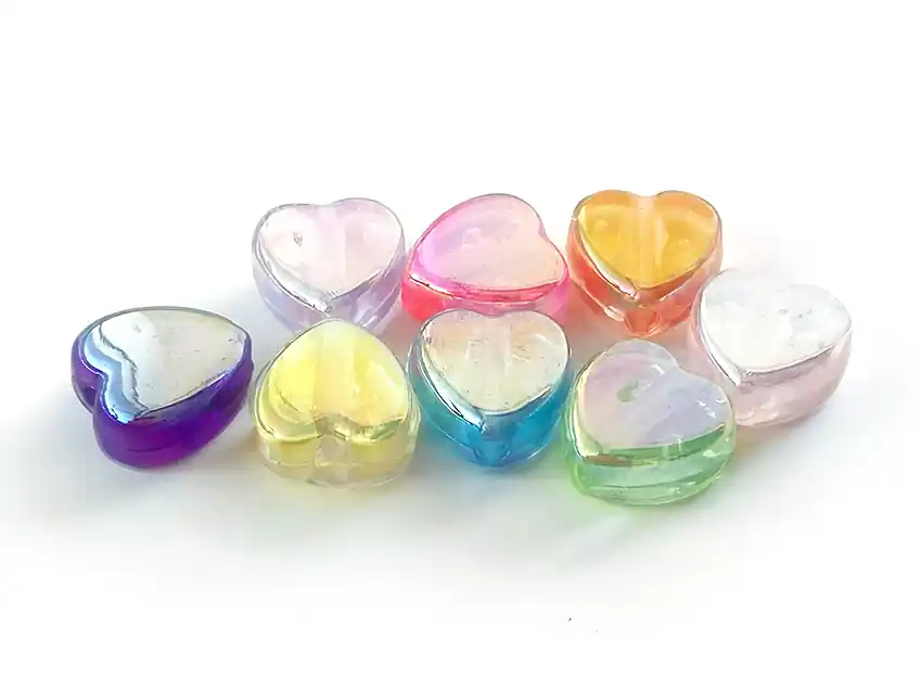 CUENTAS DE PLASTICO TORNASOLADAS CORAZONES 8MM X 125GRS 