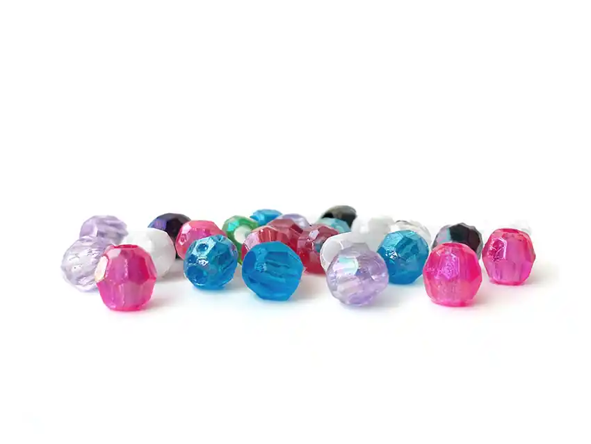 CUENTAS DE PLASTICO PERLAS FACETADAS TORNASOLADAS 6MM X 125GRS 