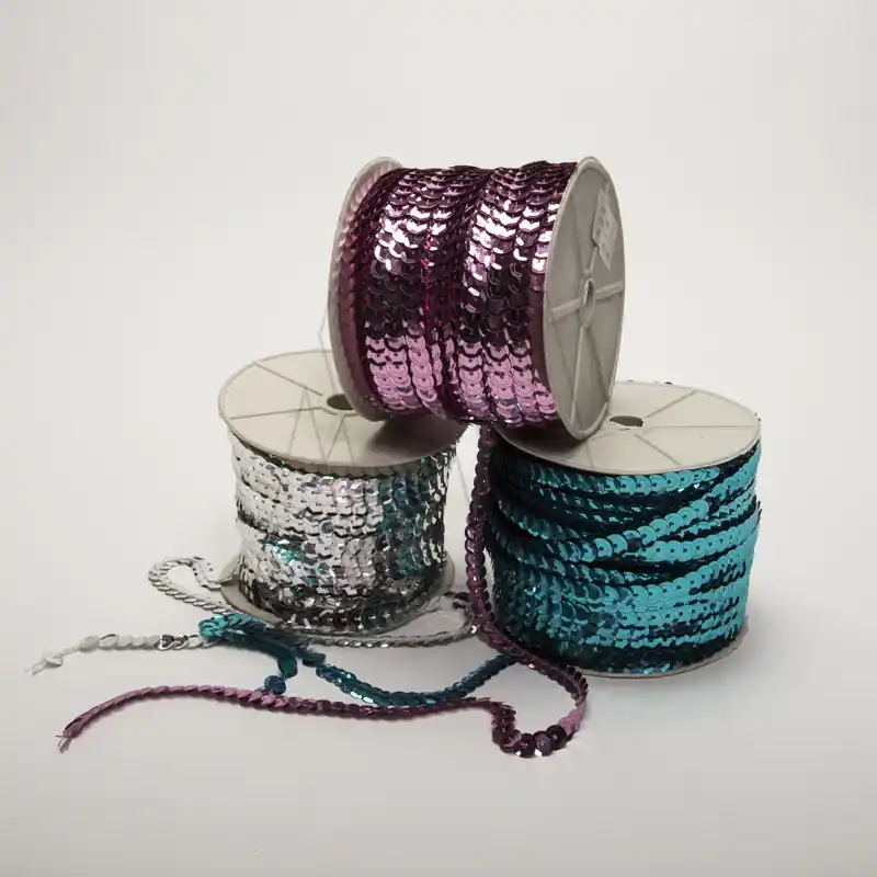 HILO DE LENTEJUELAS METALIZADAS CUBE 8MM X 100YDS