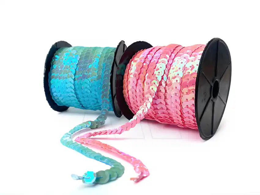 HILO DE LENTEJUELAS IRISADAS CUBE 8MM X 100YDS