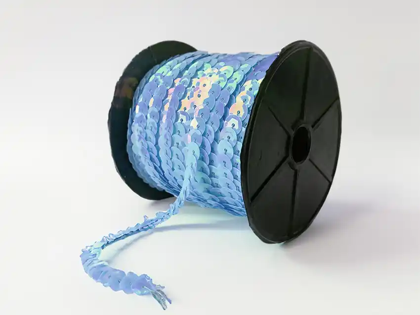 HILO DE LENTEJUELAS IRISADAS CUBE 8MM X 91MTS