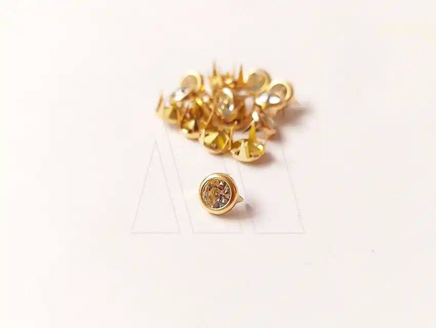 TACHA C/PATITAS 8MM  DIAMANTE X 100UN