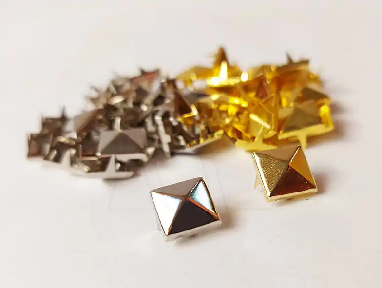 TACHA C/PATITAS 10MM PIRAMIDAL CUADRADA X 100UN