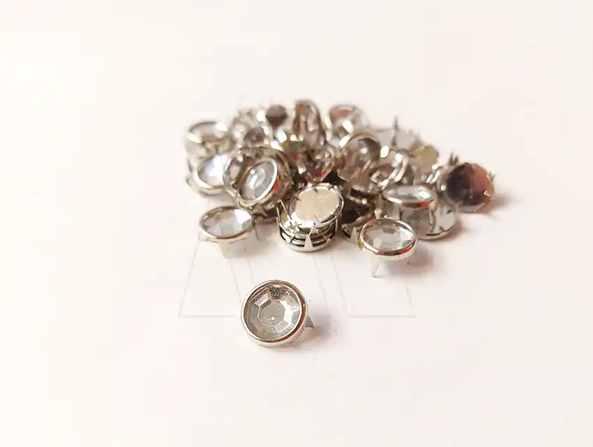 TACHA CON GEMA C/PATITAS 10MM X 100UN