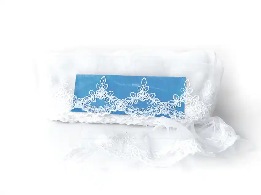 TUL BORDADO FLORCITAS 8 CM X 13,7 MTS