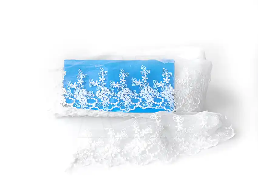 TUL BORDADO FLORCITAS 9 CM X 13,7 MTS