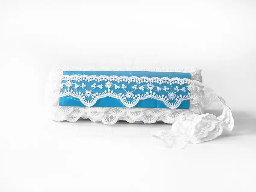 TUL BORDADO FLORCITAS 4 CM X 13,7 MTS