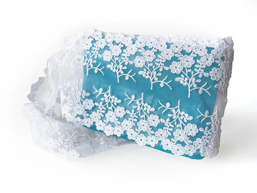 TUL BORDADO FLORCITAS 14 CM X 13,7 MTS