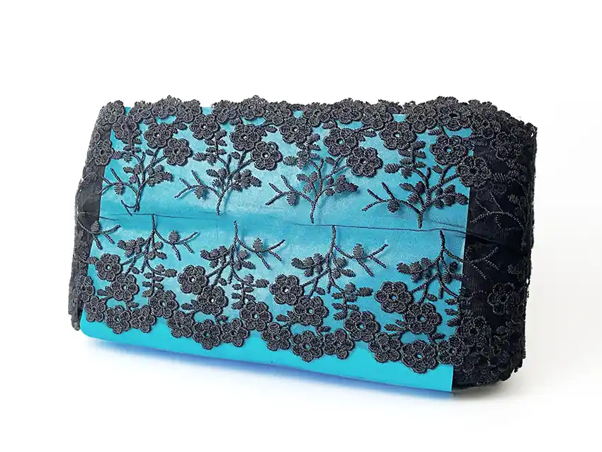 TUL BORDADO FLOR 14 CM X 13,7 MTS