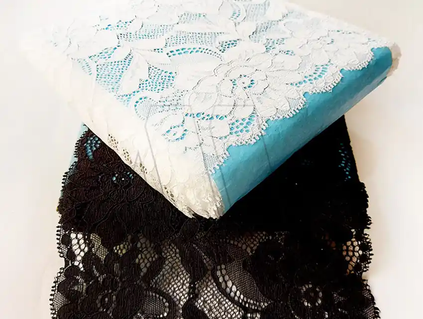 PUNTILLA LYCRA LIRIO BLANCA - NEGRA 17,5 CM X 10 MTS